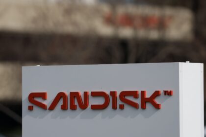 Saham-Saham dengan Pergerakan Terbesar Sebelum Pasar Dibuka: MU, SNDK, NEM