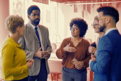 Tim Anda Tidak Butuh 'Keluarga Kerja' — Melainkan Sistem yang Tangguh Saat Dibutuhkan