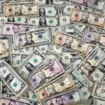 Apa Strategi Perusahaan AS dalam Mengelola Kas Mereka?