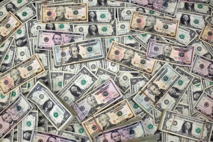 Apa Strategi Perusahaan AS dalam Mengelola Kas Mereka?