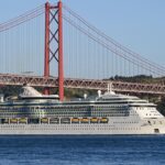 Saham-Saham dengan Pergerakan Terbesar Siang Ini: RCL, XOM, CRML, NFLX