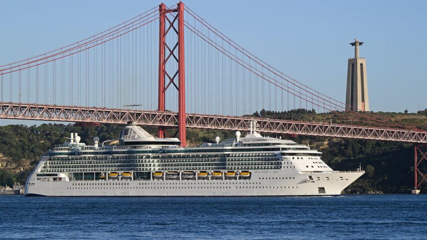 Saham-Saham dengan Pergerakan Terbesar Siang Ini: RCL, XOM, CRML, NFLX