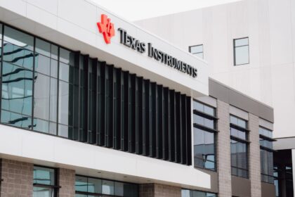 Saham-Saham Dengan Pergerakan Terbesar Siang Ini: TXN, URI, WEX, PENN