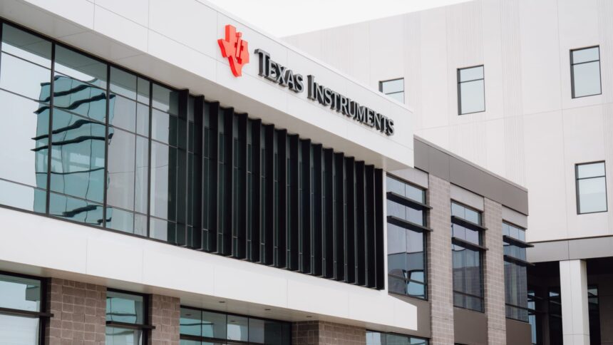 Saham-Saham Dengan Pergerakan Terbesar Siang Ini: TXN, URI, WEX, PENN