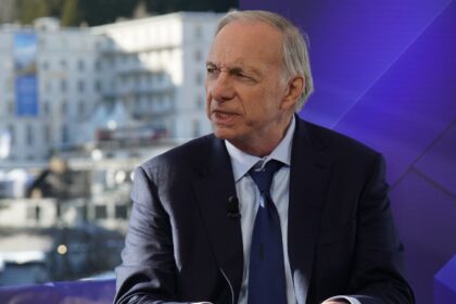 Ray Dalio: Kevin Warsh Harus Pertahankan Suku Bunga di Masa Stagflasi