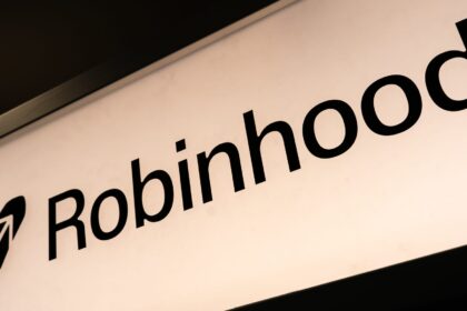 Saham-Saham yang Melonjak Setelah Jam Perdagangan: HOOD, BKNG, SBUX, V