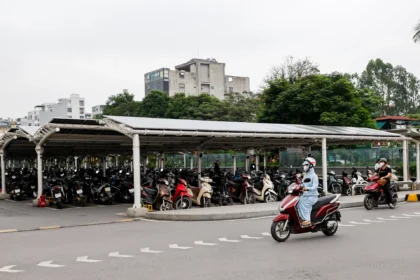 Hanoi Tunda Larangan Sepeda Motor Bensin Akibat Kendala Infrastruktur