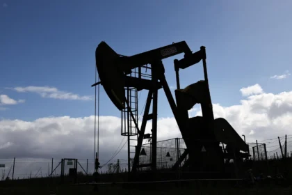 Harga Minyak Naik Setelah Penurunan Terbesar Sejak 2020, Kanal Hormuz Masih Terhalang