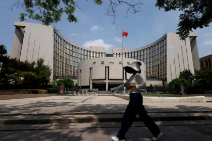 Tiongkok Tarik Likuiditas dari Ekonomi di Tengah Guncangan Harga Minyak yang Jarang Terjadi