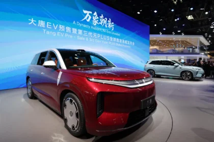 Laba triwulan BYD merosot drastis dalam enam tahun seiring penjualan di Cina menurun