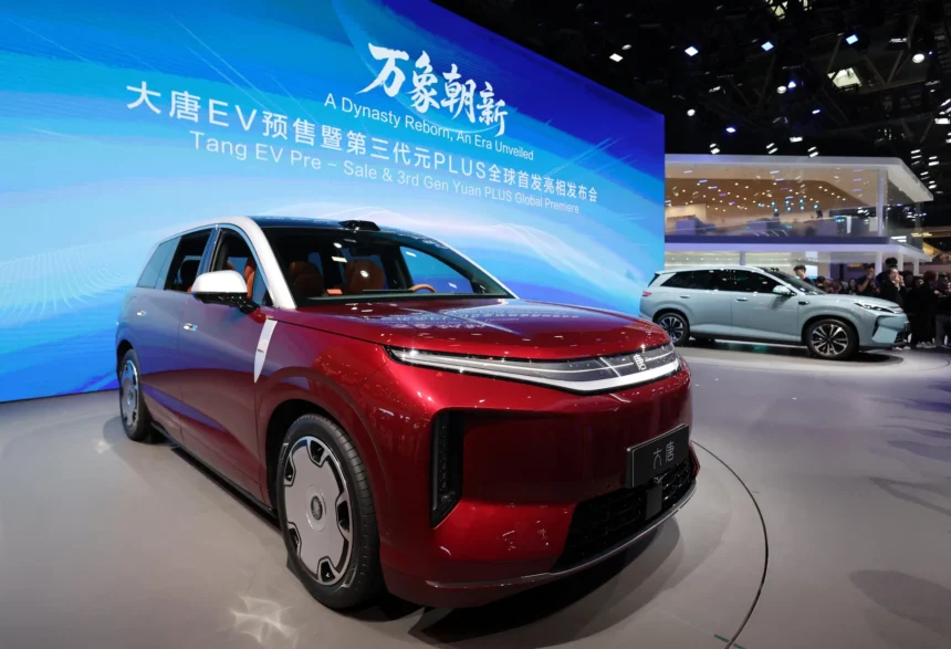 Laba triwulan BYD merosot drastis dalam enam tahun seiring penjualan di Cina menurun