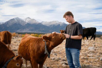 Mengungkap Strategi Jitu Peter Thiel di Balik Investasi Sensing Collar Tenaga Surya untuk Sapi