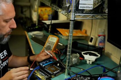 Pemilik Nvidia RTX 5090 Latih Keterampilan Menyolder pada GPU Seharga $5.000 — Hasilnya Mengecewakan!