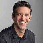 Siapa Sebenarnya John Ternus? 5 Fakta Mengejutkan yang Membuktikan Ia Bukan Tim Cook Versi Kedua di Apple