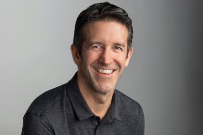 Siapa Sebenarnya John Ternus? 5 Fakta Mengejutkan yang Membuktikan Ia Bukan Tim Cook Versi Kedua di Apple