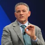 David Einhorn dari Greenlight Tawarkan Lima Saham dengan Potensi Pemulihan di Sohn: Dari AI Hingga Infrastruktur
