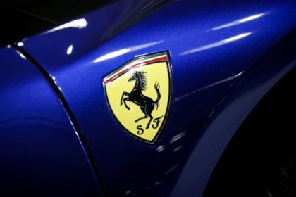 Saham dengan Pergerakan Terbesar Sebelum Pasar Dibuka: RACE, LEA, LUNR, MU