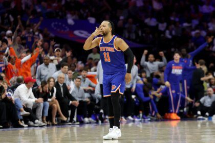 Knicks Pimpin 3-0 di Playoff, Fans New York Rayakan Kemenangan di Philadelphia!