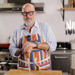 Strategi Unik Andrew Zimmern Menembus Industri TV