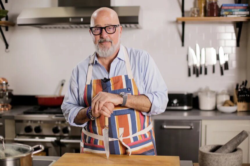 Strategi Unik Andrew Zimmern Menembus Industri TV