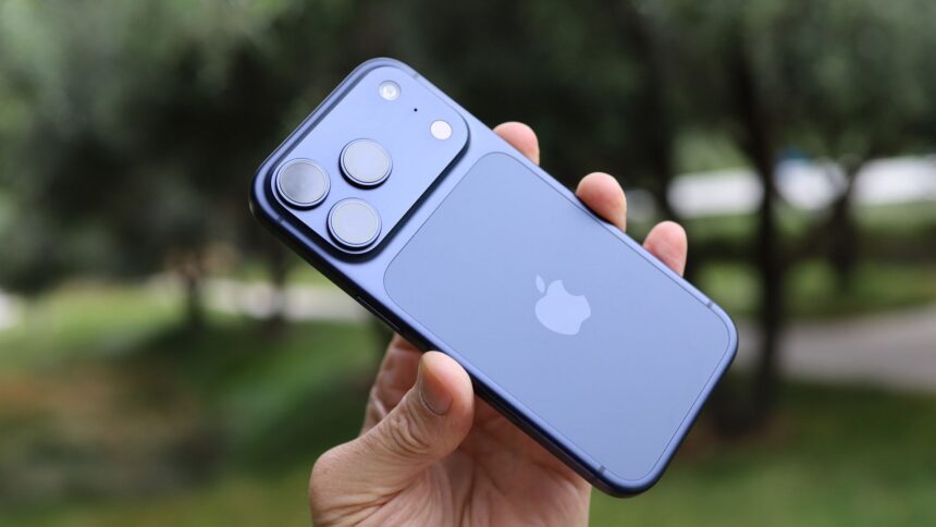 iPhone Ultra Tertunda Hingga 2027? Apple Dihadapkan pada Tantangan Besar dengan Masalah Engsel, Namun Layar 'Tanpa Lipatan' Menawarkan Harapan Baru