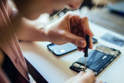 Saat Serahkan iPhone untuk Diperbaiki, Wanita Ini Alami Insiden Mengkhawatirkan — Berikut Cara Lindungi Data dan Diri Anda