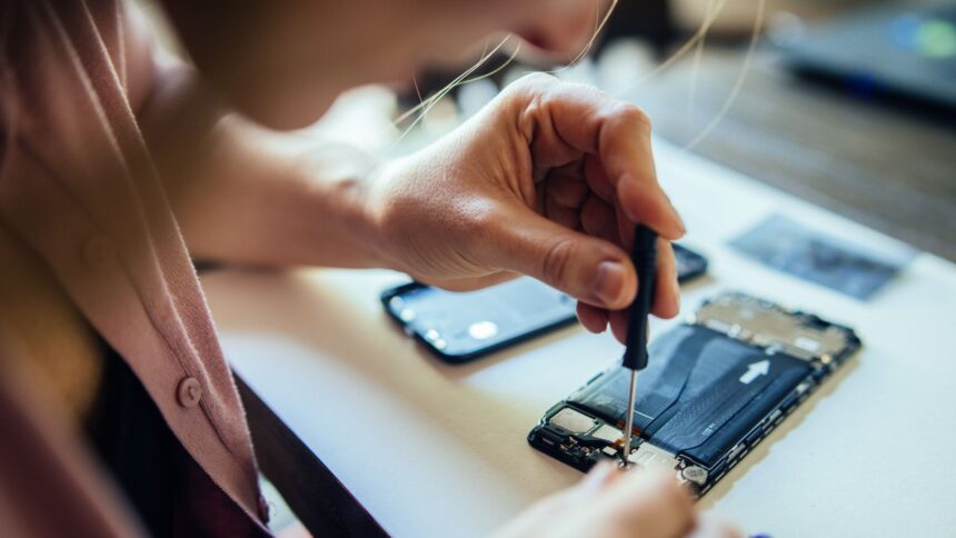 Saat Serahkan iPhone untuk Diperbaiki, Wanita Ini Alami Insiden Mengkhawatirkan — Berikut Cara Lindungi Data dan Diri Anda