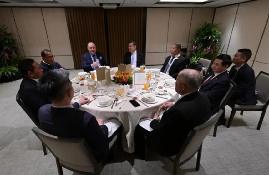 Dialog Shangri-La 2026: Para Menteri Pertahanan ASEAN Tegaskan Komitmen Terhadap Arus Perdagangan Bebas Melalui Koridor Internasional