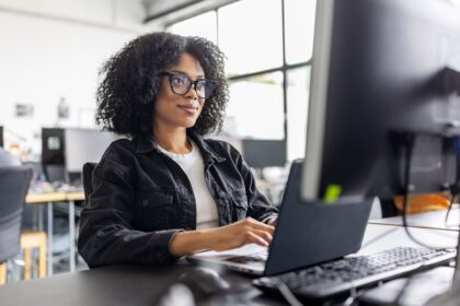 Menutup Kesenjangan Literasi AI: Kunci Kesetaraan Gender di Dunia Teknologi