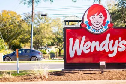 Saham Meme Baru Wendy's Melejit 30% Sempat Dihentikan Perdagangan!