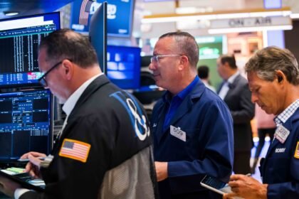 Saham Laju Kecil Catatkan Paruh Pertama Terbaik Sejak 1991 Berkat Meluasnya Perdagangan AI