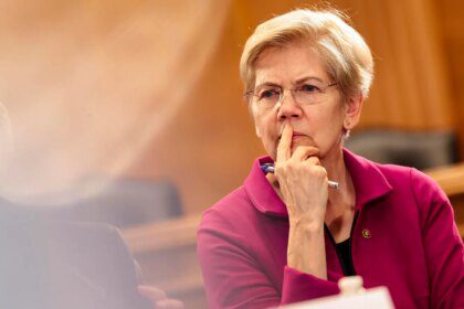 Elizabeth Warren Minta Penundaan: Ikuti Perkembangan Terbaru!