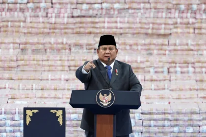 Saham Meroket, Rupiah Anjlok: Strategi 'Jual Indonesia' Mengemuka di Meja Perdagangan Saat Prabowo Perkuat Kuasanya