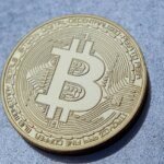 Bitcoin Meluncur Menuju $58,000 di Tengah Tekanan dari Arus Keluar ETF dan Jatuh Tempo Opsi