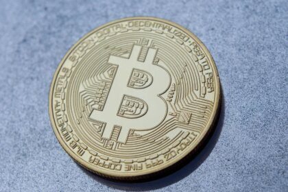 Bitcoin Meluncur Menuju $58,000 di Tengah Tekanan dari Arus Keluar ETF dan Jatuh Tempo Opsi