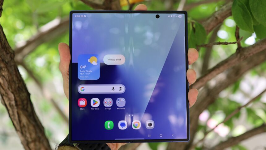 Karyawan Samsung Diduga Bocorkan Galaxy Z Fold 8 — Begini Perbandingannya dengan Galaxy Z Fold 8 Ultra yang Lebih Ramping