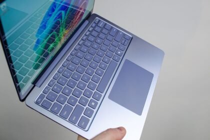 Harga Microsoft Surface Turun Signifikan, Namun Ada 'Buntut' RAM yang Mengejutkan!
