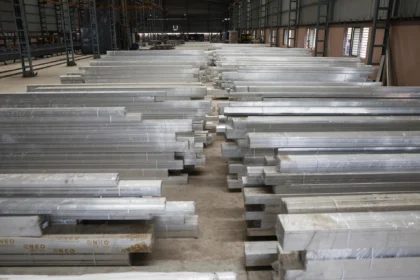Harga aluminium yang tangguh diprediksi akan memberi keuntungan bagi peleburan Asia dibandingkan pesaing global, menurut analis.