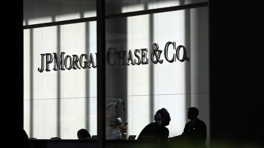 Saham-Saham yang Mengguncang Pasar Pra-Pembukaan: JPM, BAC, IBM, AAPL