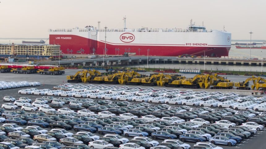 Pasar Mobil China Menghadapi Tahun Terburuk Sejak 2021, Penjualan Anjlok 20%