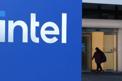 Saham-Saham dengan Pergerakan Terbesar Setelah Jam Kerja: INTC, AMD, SAM, DECK