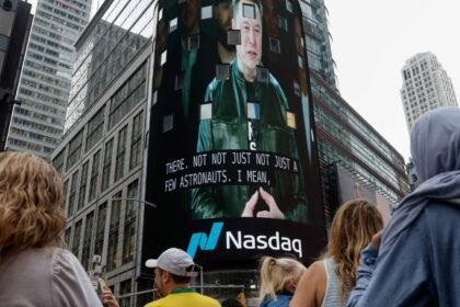 Penjual Pendek Serbu SpaceX, Saham Turun di Bawah Harga IPO!