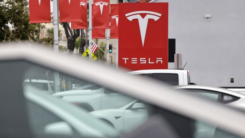 Saham-Saham dengan Pergerakan Terbesar Sebelum Pasar Dibuka: LMT, TSLA, GOOGL
