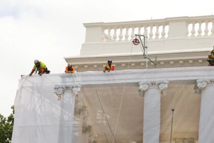 Portico Utara Gedung Putih Ditutupi Terpalâ€”Apa Alasan di Baliknya?