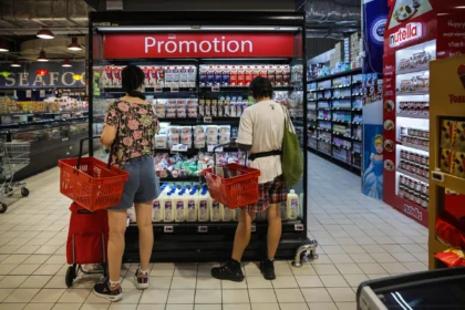 Singapura dan Thailand Pimpin Kepercayaan Konsumen ASEAN, Namun Pemandangan Wilayah Berbeda: Survei UOB