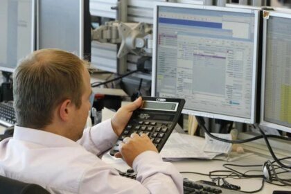 Saham Rusia Melesat Turun di Penutupan Perdagangan; Indeks MOEX Rusia Tetap Stabil