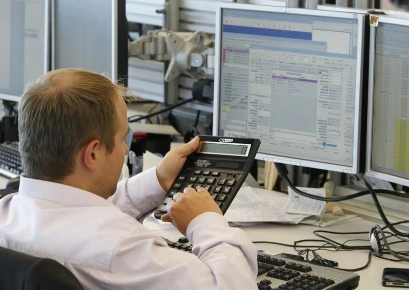 Saham Rusia Melesat Turun di Penutupan Perdagangan; Indeks MOEX Rusia Tetap Stabil
