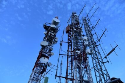 Vodafone Uji Coba Menara Robotik AI di Albania Bersama Humax: Menandai Masa Depan 5G dengan Antena Internal yang Fleksibel