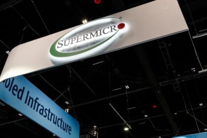 Saham-Saham yang Melonjak Pasca Jam Perdagangan: SMCI, CRWV, HRB
