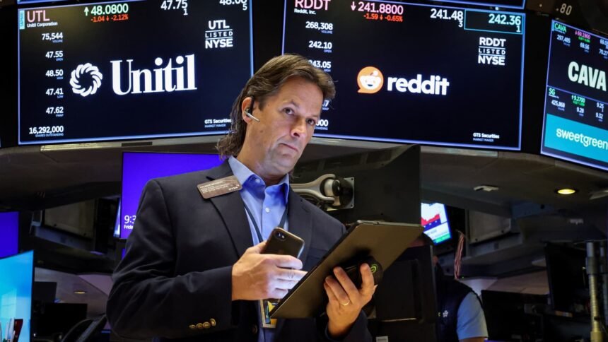 Saham-Saham dengan Pergerakan Terbesar Sebelum Pasar Dibuka: RDDT, AMAT, SNDK, W